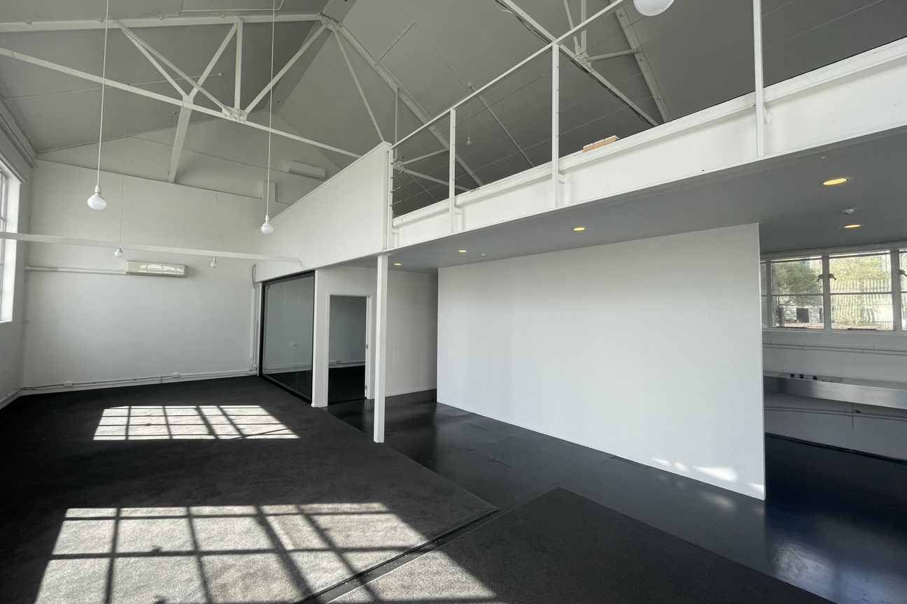 Live-Work Office with Mezzanine - Mynd 3