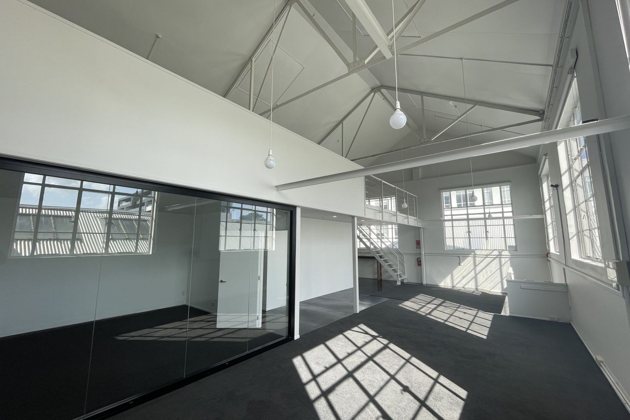 Live-Work Office with Mezzanine - Mynd 2