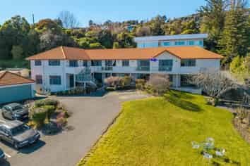 Your Gateway to Nelson's Beaches and City