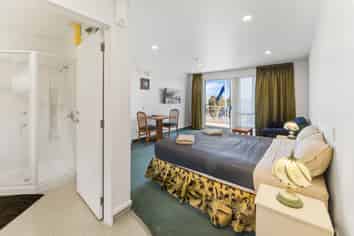 Your Gateway to Nelson's Beaches and City