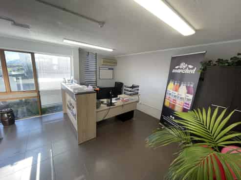 Versatile Hillside Road unit – 428sqm