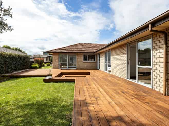 5 Compton Grove, Huntington