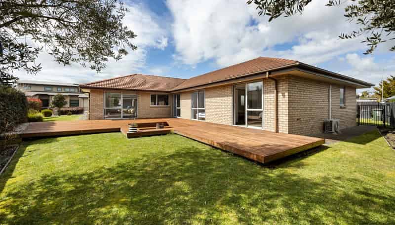 5 Compton Grove, Huntington