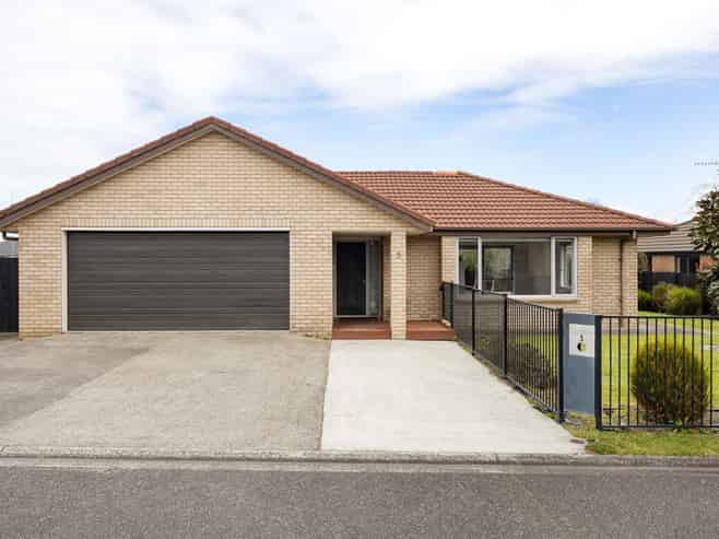 5 Compton Grove, Huntington