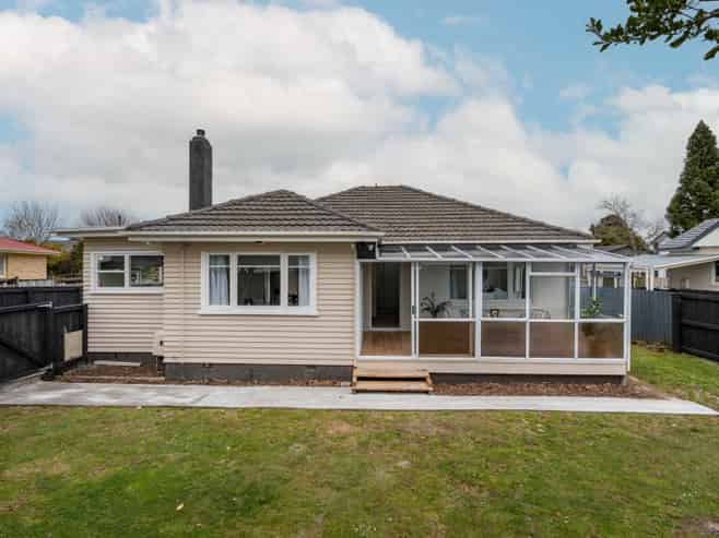 35 Lake Crescent, Hamilton Lake