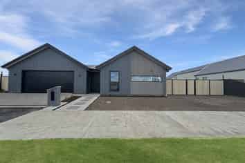 86 Whitehorn Drive, Lincoln