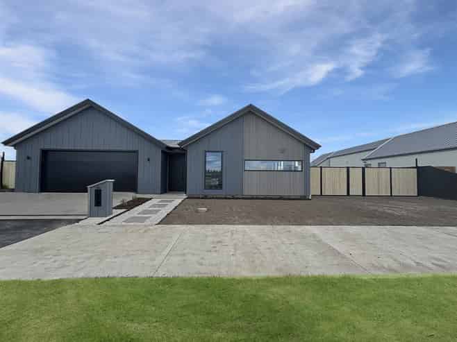 86 Whitehorn Drive, Lincoln