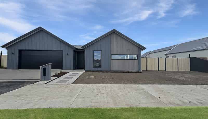86 Whitehorn Drive, Lincoln