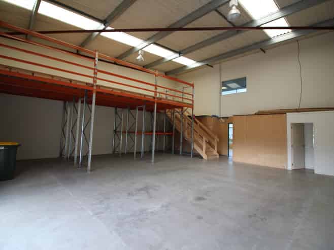 Tidy office/warehouse offered for lease