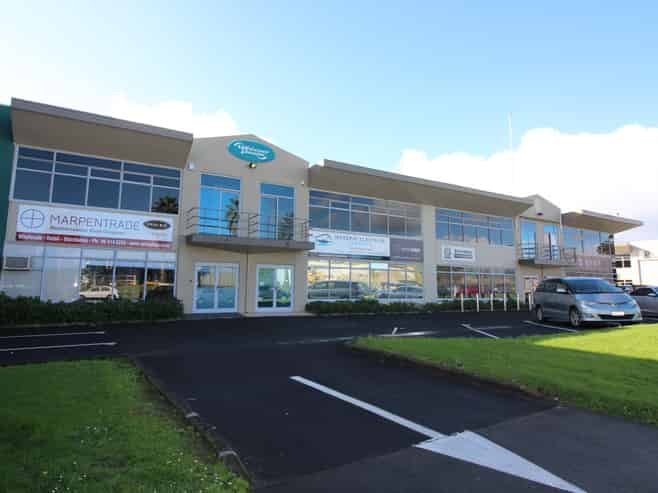 Tidy office/warehouse offered for lease