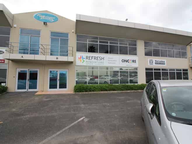 Tidy office/warehouse offered for lease