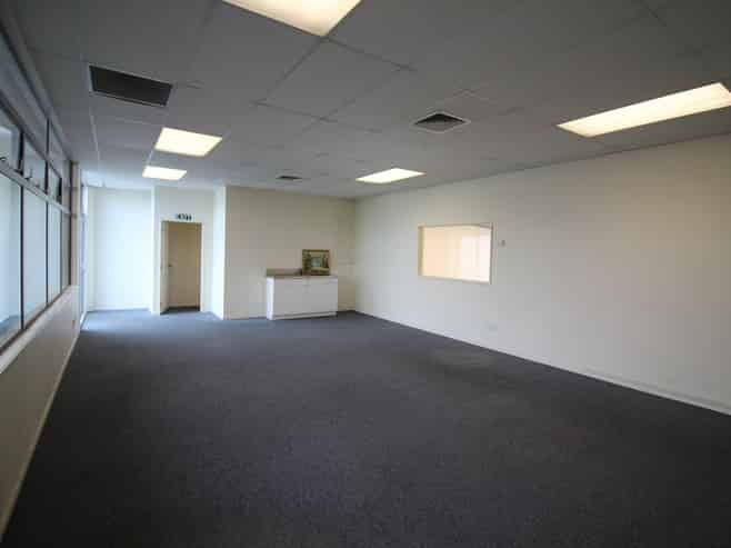 Tidy office/warehouse offered for lease