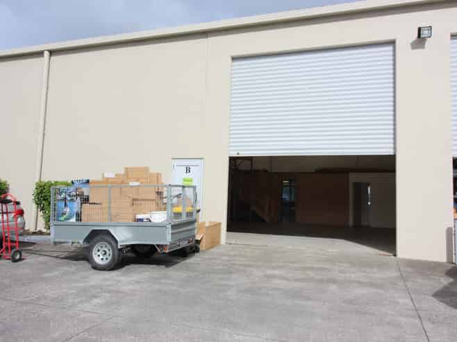 Tidy office/warehouse offered for lease