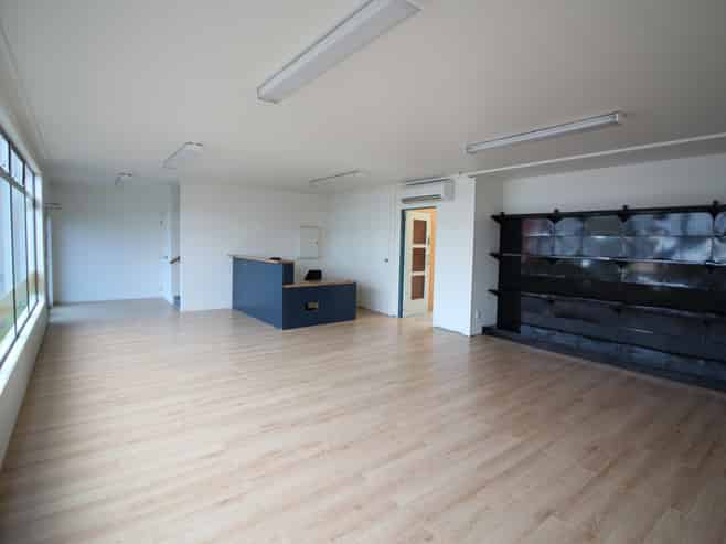 Tidy office/warehouse offered for lease