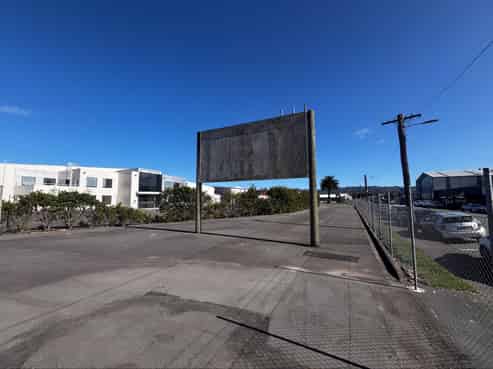 Yard with great signage on Hutt Park Rd available!