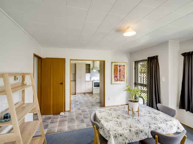 810 Queen Street West, Saint Leonards