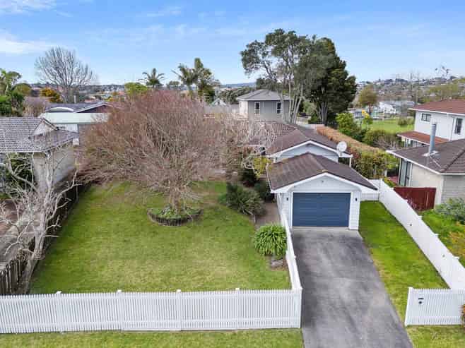 18 Booralee Avenue, Botany Downs