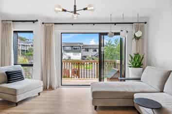 2/1 Forsythe Place, Massey