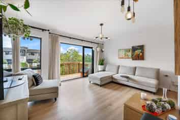 2/1 Forsythe Place, Massey