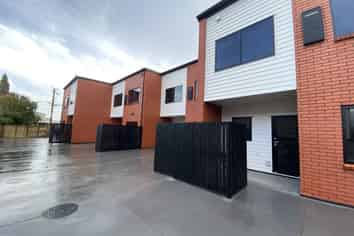2/169 Knighton Road, Hillcrest