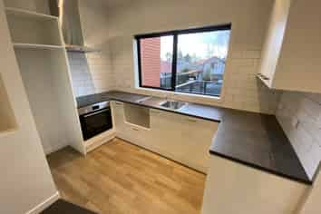 2/169 Knighton Road, Hillcrest