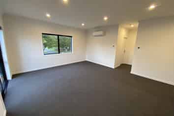 2/169 Knighton Road, Hillcrest