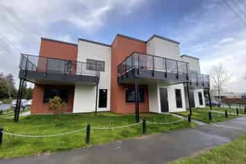2/169 Knighton Road, Hillcrest