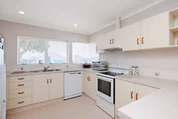 64 Sapphire Drive, Hairini