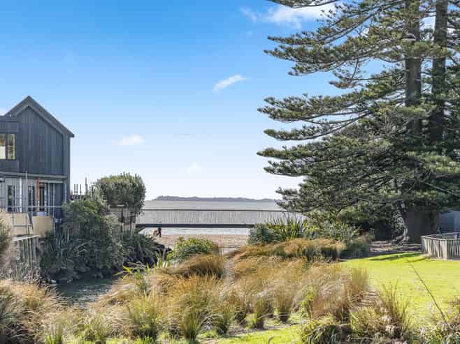 303 Beach Road, Campbells Bay