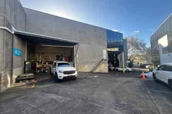 Standalone Office & Warehouse Opportunity on the City Fringe