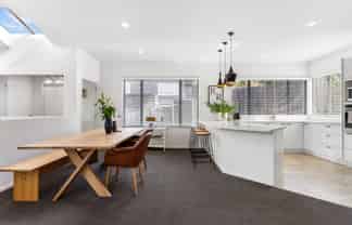 100 Beach Road, Castor Bay
