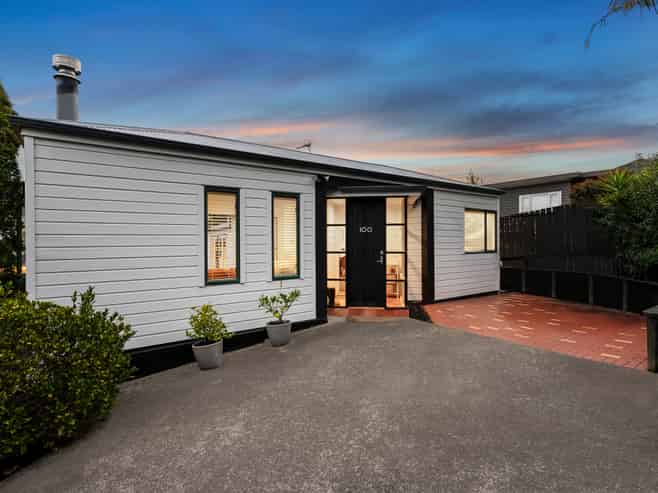 100 Beach Road, Castor Bay
