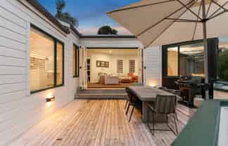 100 Beach Road, Castor Bay