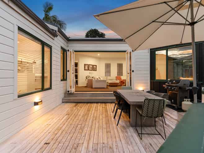 100 Beach Road, Castor Bay