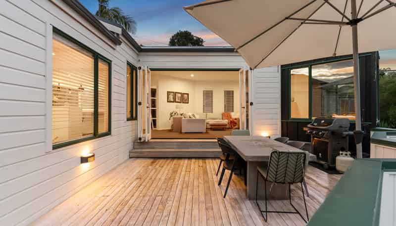 100 Beach Road, Castor Bay