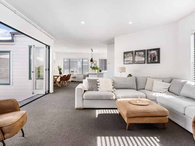 100 Beach Road, Castor Bay
