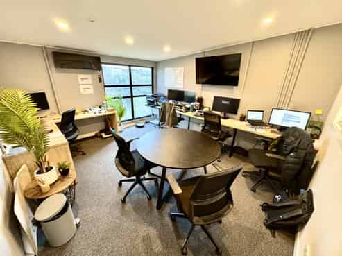 Rare industrial unit with yard – Available now!