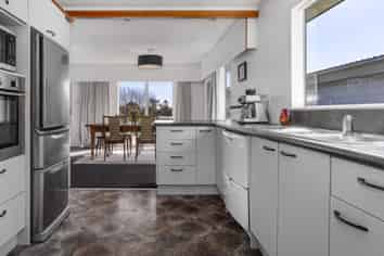 3 Miro Road, RAUMATI SOUTH