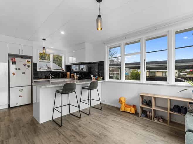 6 Kenney Crescent, Fairfield