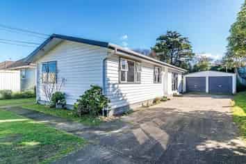 39 Gray Av, Paraparaumu Beach
