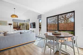 2/50 Ambleside Drive, Burnside