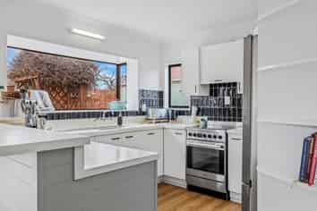 2/50 Ambleside Drive, Burnside