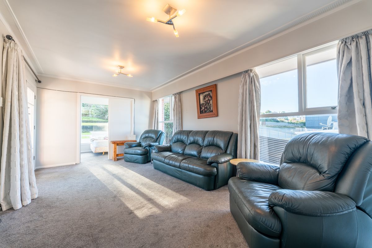 Convenient Location, Immediate Possession - Widok 4