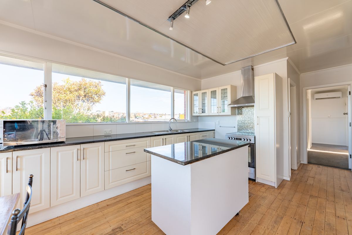 Convenient Location, Immediate Possession - Widok 3
