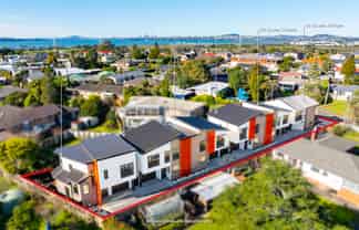 8B Rowan Terrace, Te Atatu South