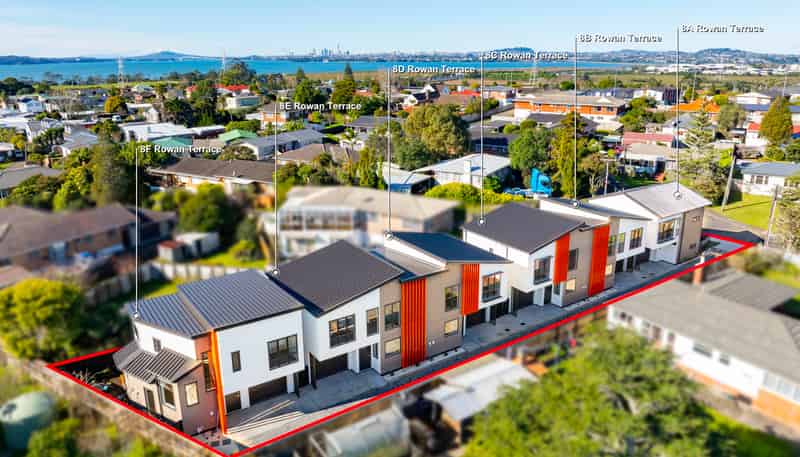 8B Rowan Terrace, Te Atatu South