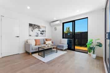 8B Rowan Terrace, Te Atatu South