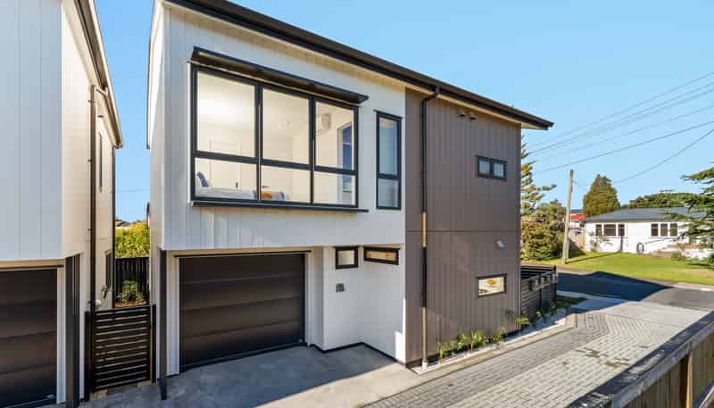 8B Rowan Terrace, Te Atatu South