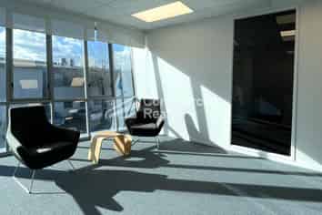 Light-Filled Offices In Prime Location