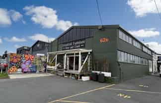 Road front trade retail/industrial on Porana!
